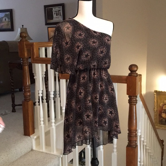 Perfect little dress for a fun night out ladies! - Picture 7 of 8